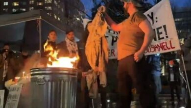 قدامى المحاربين الأمريكيين يكرمون بوشنل بحرق زيهم الرسمي + فيديو