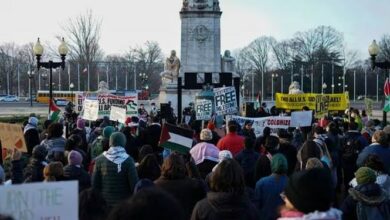 مظاهرة لمؤيدي فلسطين بالقرب من مبنى الكونجرس الأمريكي؛ وتم إغلاق عدة شوارع