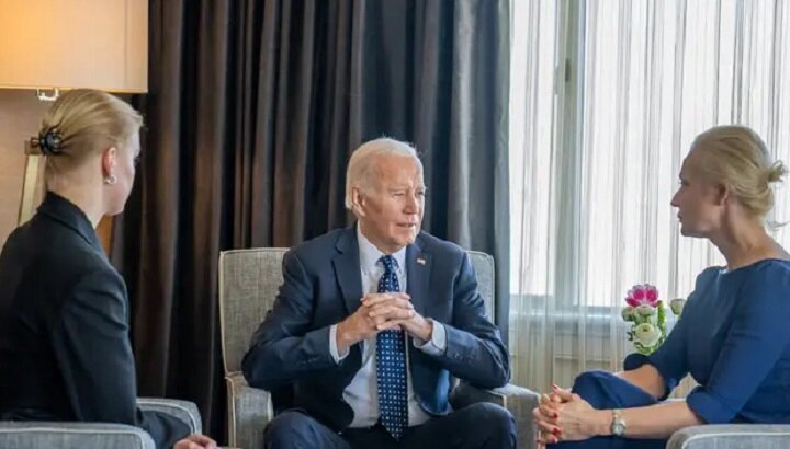 رفضت زوجة زيلينسكي دعوة البيت الأبيض؛ اللافتة الموجودة خلف بايدن تضررت!