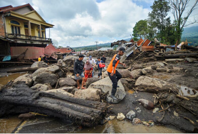 طوفان و رانش زمین در اندونزی/ ۵۴ نفر کشته و ناپدید شدند+ عکس