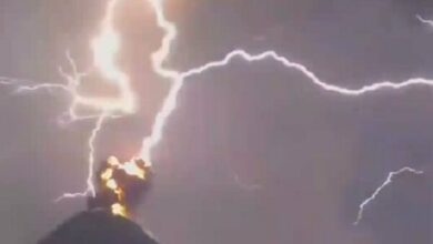 لحظة مذهلة لضرب البرق الجبل البركاني + فيديو