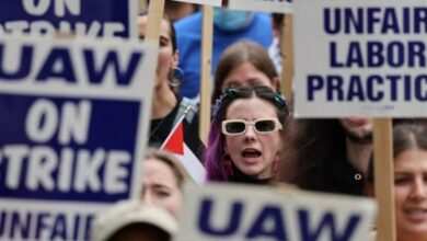 موظفو جامعة كاليفورنيا يضربون دعما للطلاب