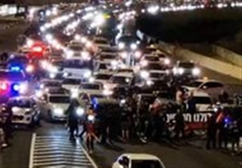 ولا تزال عائلات الأسرى الصهاينة تتواجد في شوارع تل أبيب