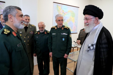 قائد القوة الجوفضائية في حرس الثورة الإسلاميّة يتقلّد وسامَ الفتح من قبل الإمام الخامنئي بعد عمليّتي «الوعد الصادق» قائد القوة الجوفضائية في حرس الثورة الإسلاميّة يتقلّد وسامَ الفتح من قبل الإمام الخامنئي بعد عمليّتي «الوعد الصادق»