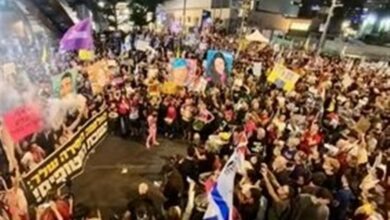 ولا تزال عائلات الأسرى الصهاينة تتواجد في شوارع فلسطين المحتلة