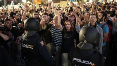 احتجاجات لعشرات الآلاف من الأشخاص في إسبانيا ضد سوء إدارة السلطات