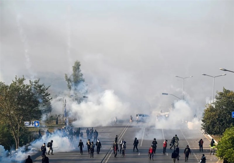 استمرار أنصار عمران خان باتجاه الساحة الرئيسية بإسلام آباد