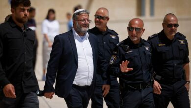 وأمر بن قير بجمع مكبرات الصوت في المساجد