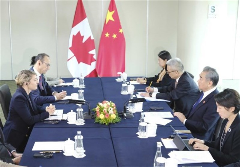 وانغ يي: نأمل أن تلتزم كندا بمبدأ “صين واحدة”.