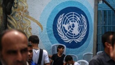 ويشعر الفلسطينيون بالقلق إزاء قيام النظام الإسرائيلي برشق الحجارة على الأونروا