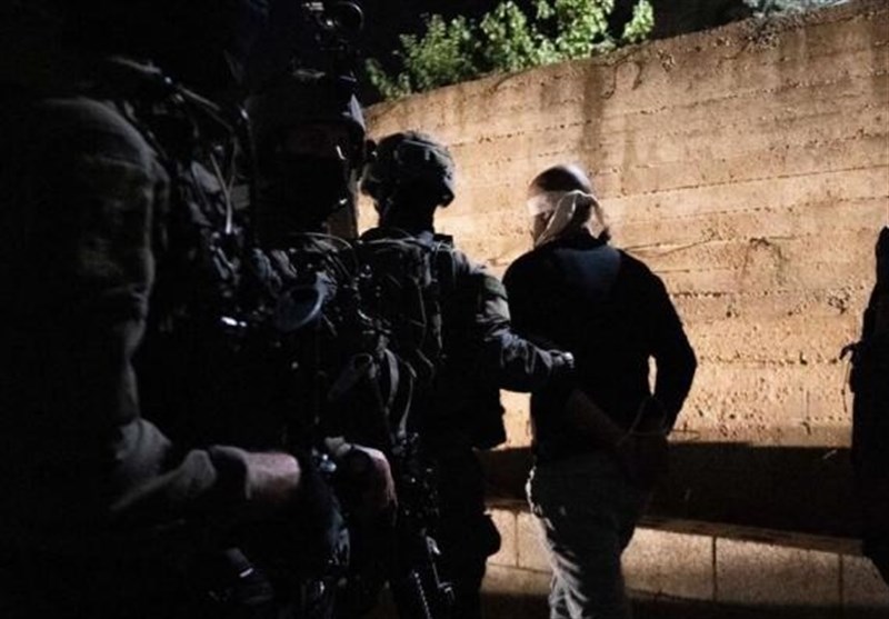 اعتقلت قوات الاحتلال 15 فلسطينيا في الضفة الغربية