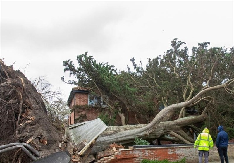 تحذير من الطقس الأحمر في إنجلترا بسبب عاصفة شديدة