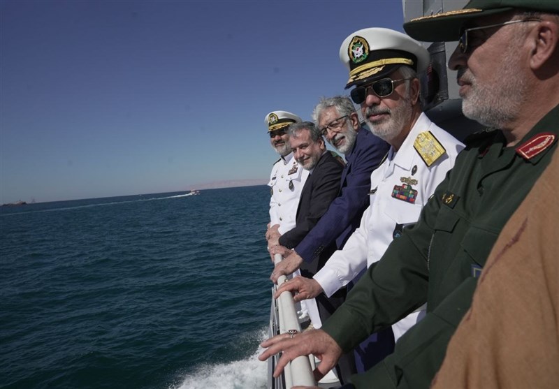 تواجد عراقجي على متن سفينة “زاره” التابعة لبحرية الجيش