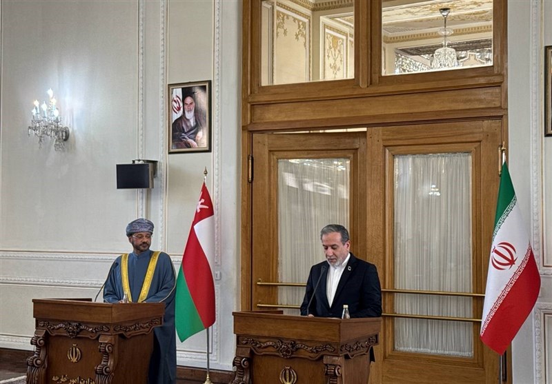 مؤتمر صحفي لوزيري خارجية إيران وسلطنة عمان
