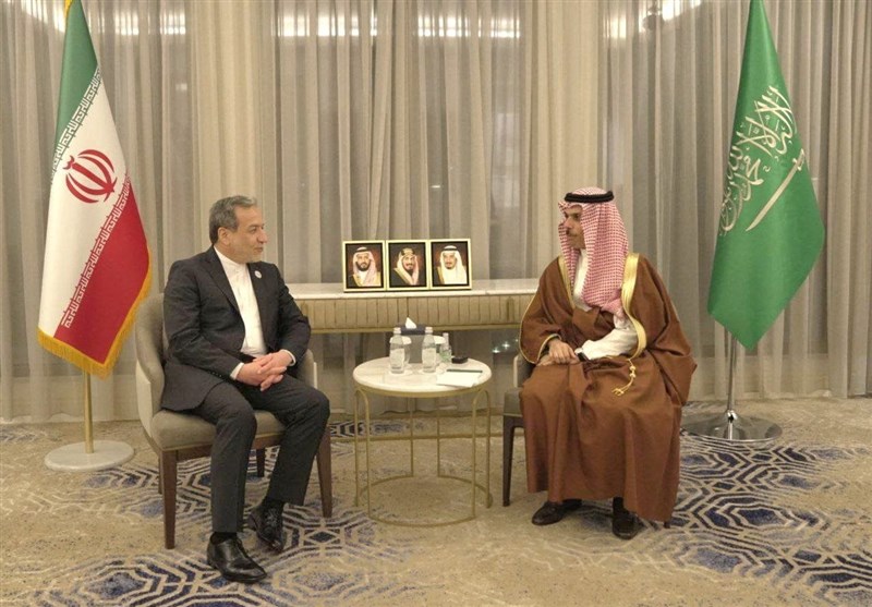 مشاورات عراقجي مع نظيريه السعودي والقطري