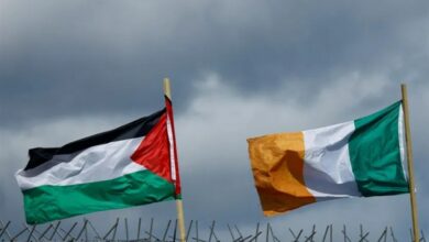 وتم إنزال العلم الإسرائيلي من سفارة هذا النظام في دبلن