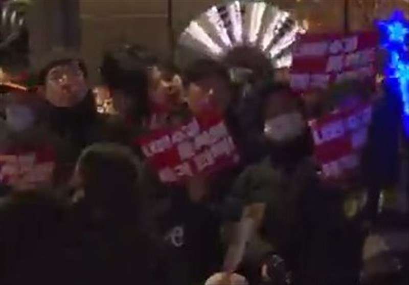 وطالب الكوريون باستقالة الرئيس