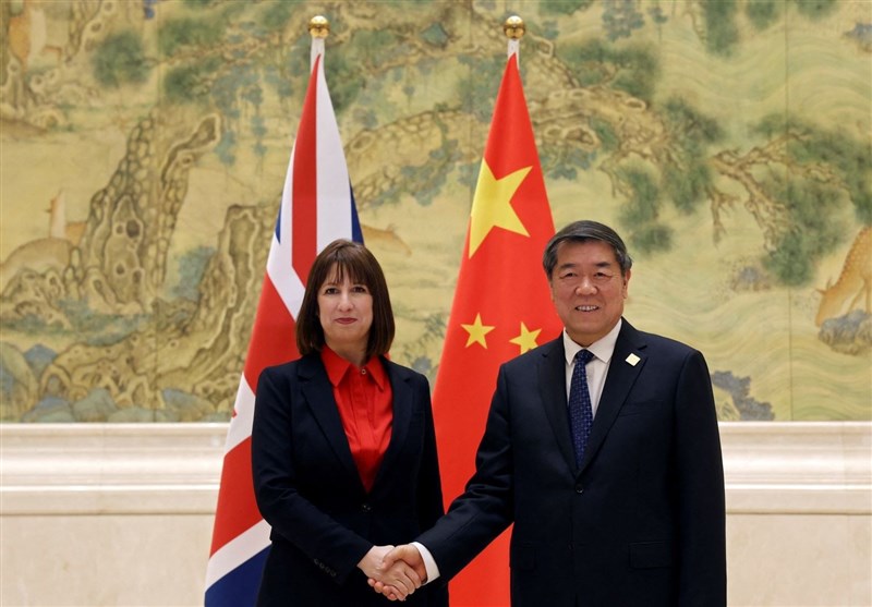 الجهود البريطانية لتحسين العلاقات السياسية والاقتصادية مع الصين