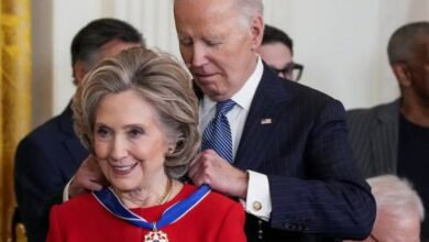 انتقادات لمنح بايدن وسام الحرية لهيلاري كلينتون