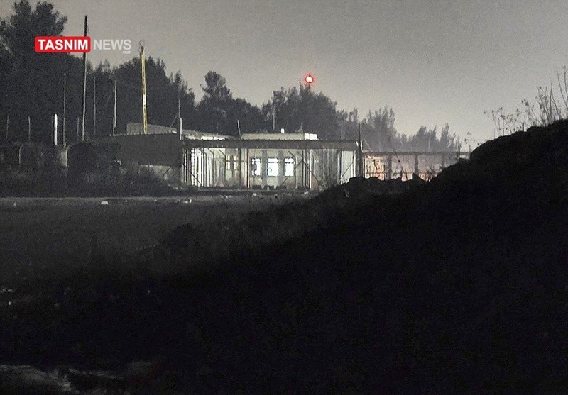 فلسطينيون يعدون لحظة إطلاق سراح الأسرى أمام سجن عوفر