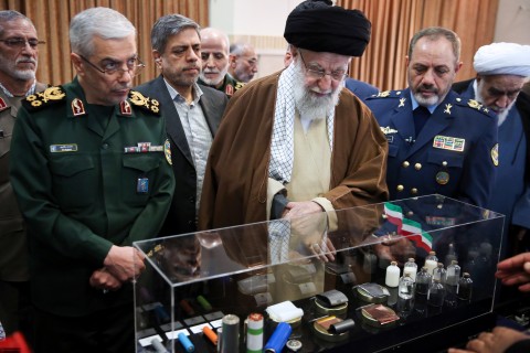 جولة الإمام الخامنئي في معرض آخر إنجازات علماء الصناعات الدفاعية الوطنية جولة الإمام الخامنئي في معرض آخر إنجازات علماء الصناعات الدفاعية الوطنية