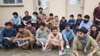 عاد حوالي 100 أفغان إلى أفغانستان في باكستان