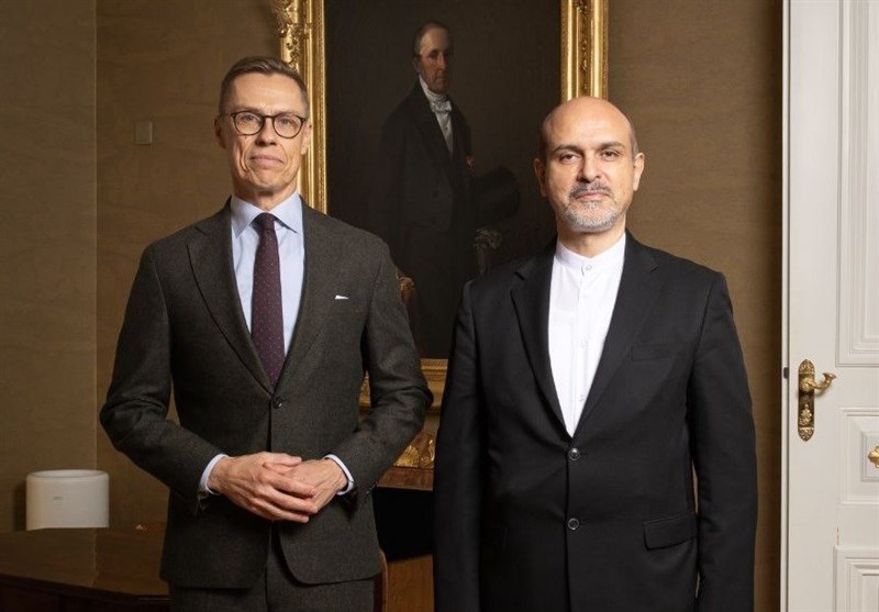 كرس السفير الإيراني عمله للرئيس فنلندا