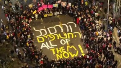 يصرخ الصهيوني على رأس نتنياهو. وزارة