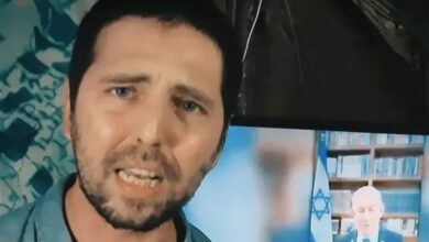 الصهيونية الأسيرة الصراخ على نتنياهو: لم يتم إطلاق سراحنا بالقوة