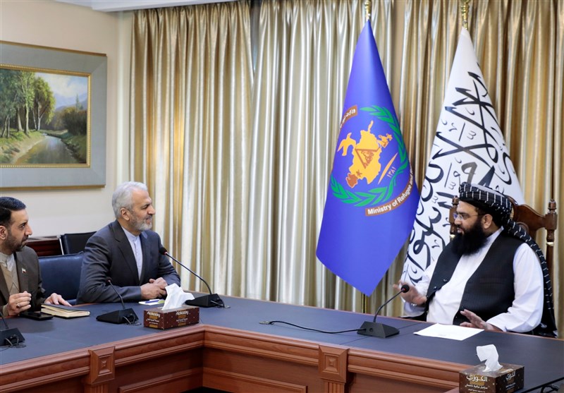 تعمل إيران وأفغانستان بشكل مشترك لحل مشاكل المهاجرين