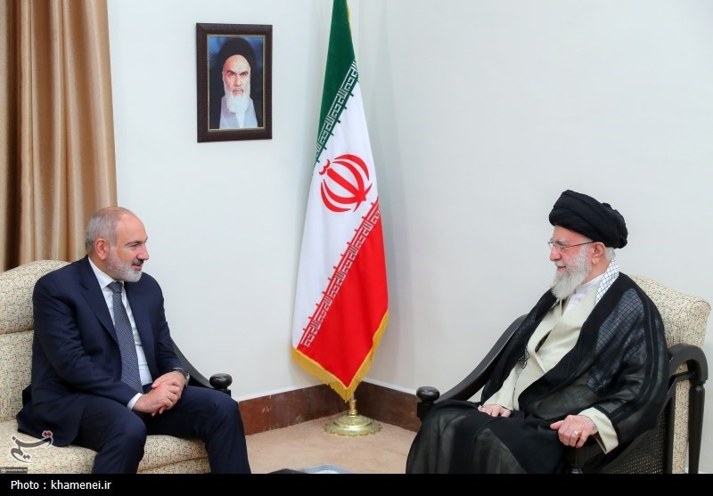 تهانينا لرئيس الوزراء الأرمني للزعيم الأعلى للثورة