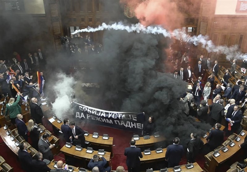 غادر رمي قنبلة دخان في البرلمان الصربي 3 بجروح