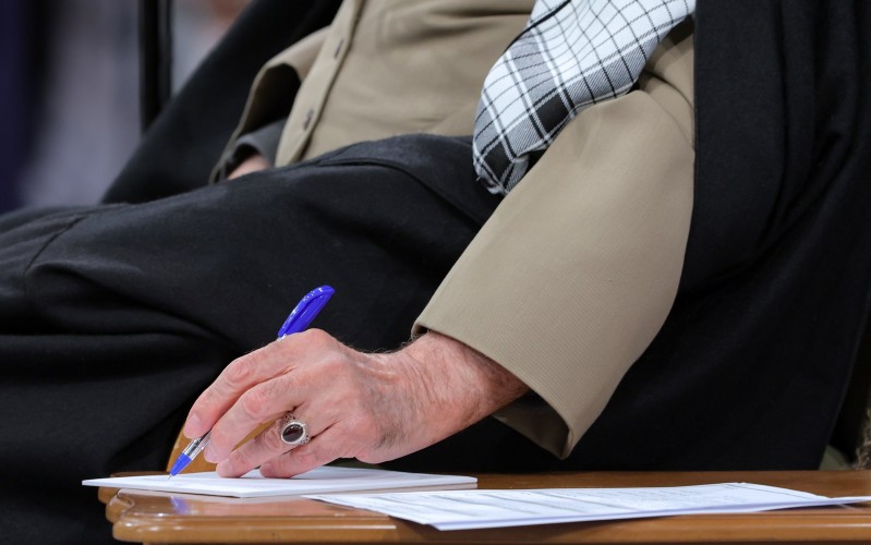 قائد الثورة الإسلاميّة يوافق على العفو أو التخفيف من الأحكام واستبدالها لعدد من المحكومين