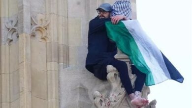 قام رجل برفع العلم الفلسطيني في مبنى مهم لندن
