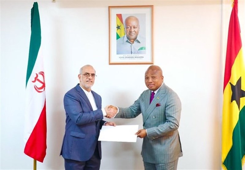 كرس السفير الإيراني عمله لوزير الخارجية غانا