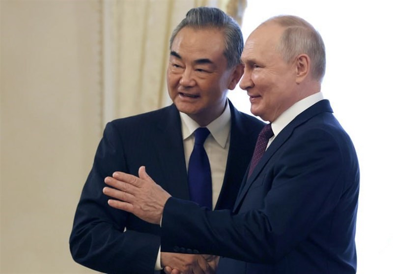 لقاء مع وزير الخارجية الصيني مع بوتين