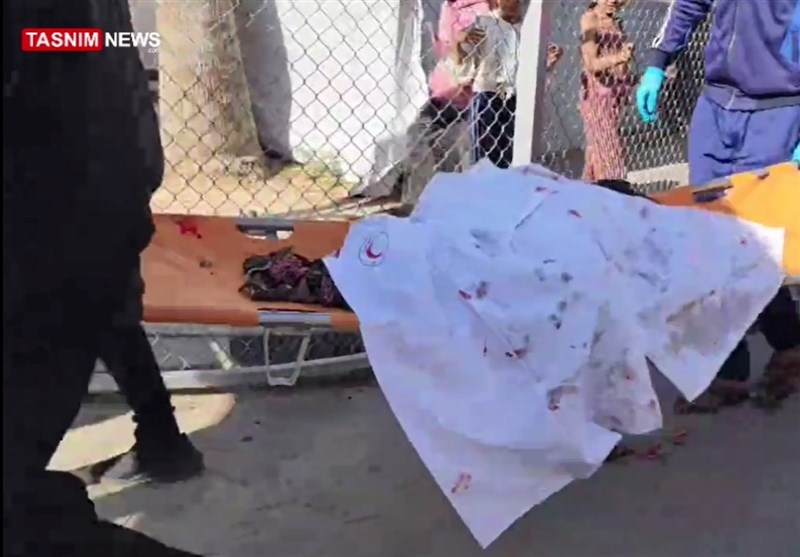 نقل جثة الشهيد الفلسطيني إلى مستشفى شوهادا في الققة