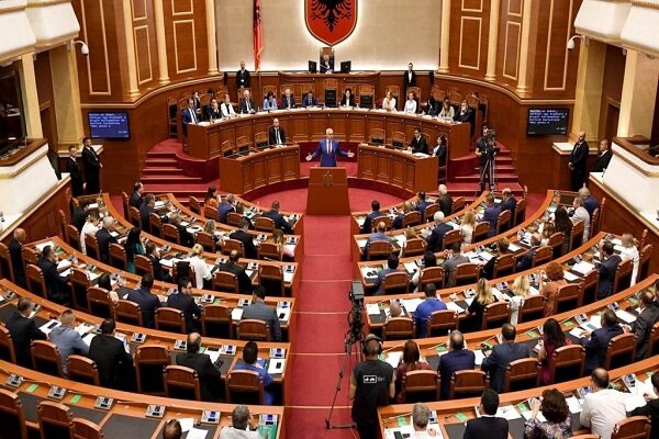 القارة العجوز على حافة الهاوية.. إلى أين ستصل موجة الاحتجاجات؟ / ألبانيا , برلمان , احتجاجات , اشتباكات , نواب