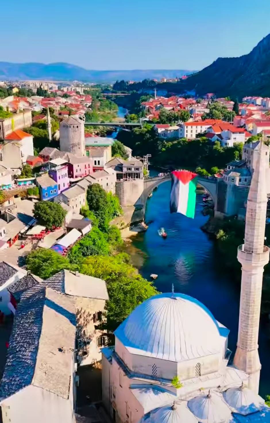 برافراشته شدن پرچم فلسطین بر روی پل قدیمی موستار برافراشته شدن پرچم فلسطین بر روی پل قدیمی موستار