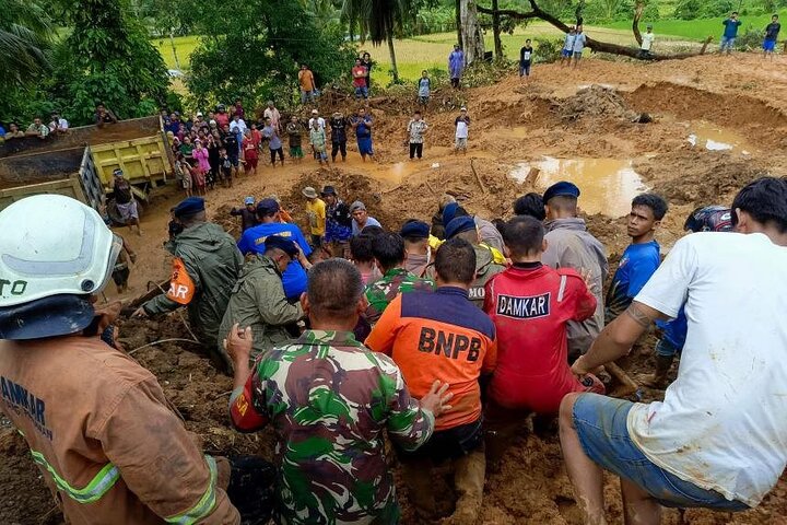 The number of victims of landslides in Indonesia reached 17 people
