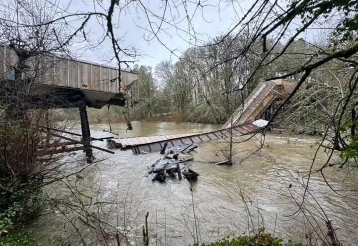 Collapse of a bridge in America when a train passes