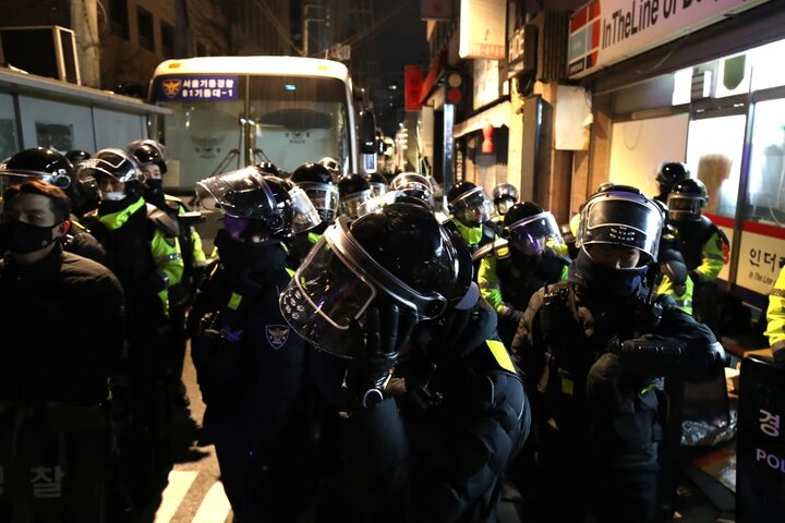 Yeon Seok Yeol’s supporters attack the court building after the extension of the arrest warrant