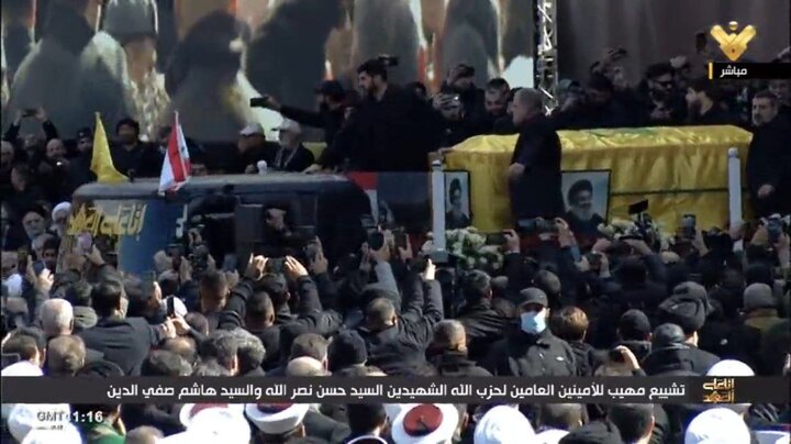 Crying people when the body of martyr Nasrallah arrives at the venue