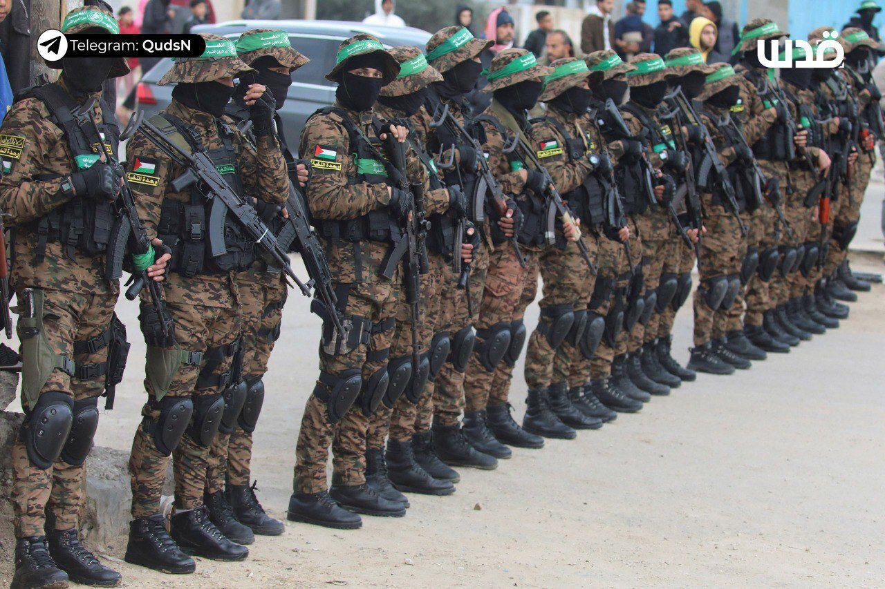 نیروهای قسام با لباسها و تجهیزات نظامی توجه رسانهها را به خود جلب کردند+ تصاویر