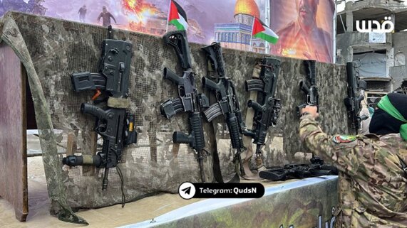 سلاحهای غنیمت گرفته شده از نظامیان صهیونیست در جایگاه تبادل اسرا+ عکس