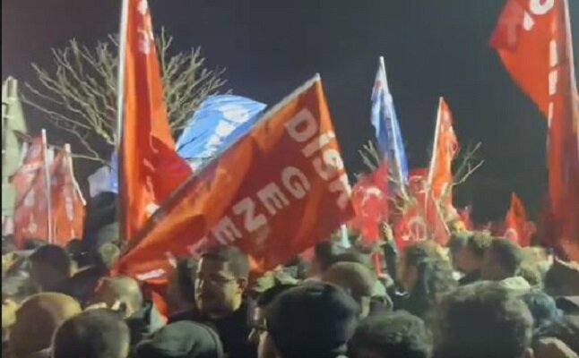 Continuing clashes in Istanbul between Turkish protesters and police+film