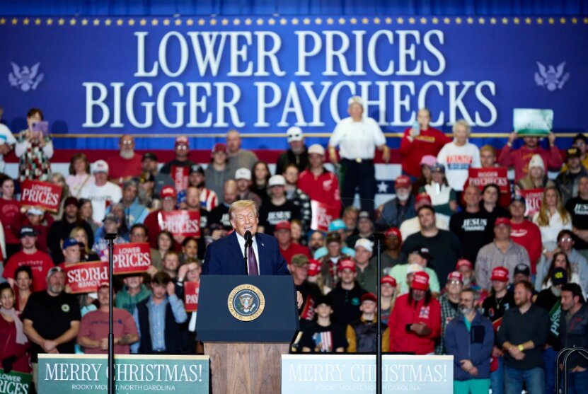 Trump Claims US Economic Improvement Amidst Public Criticism of Living Conditions /Donald Trump , US economy , North Carolina , living costs , midterm elections