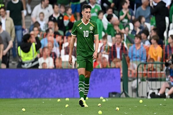 Irish Fans Halt Qatar Match with Protest Over Israel Fixture /Ireland , Qatar , Football Protest , Israel , Palestinian Flags