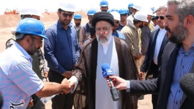 سفر رئیسی به قلب کویر با دمای بالای ۴۰ درجه/ بازدید از خط انتقال آب خلیج فارس به کرمان + تصاویر