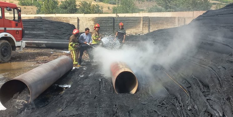 آتشسوزی انبار لوله پلی اتیلن أمور آب در سنندج مهار شد